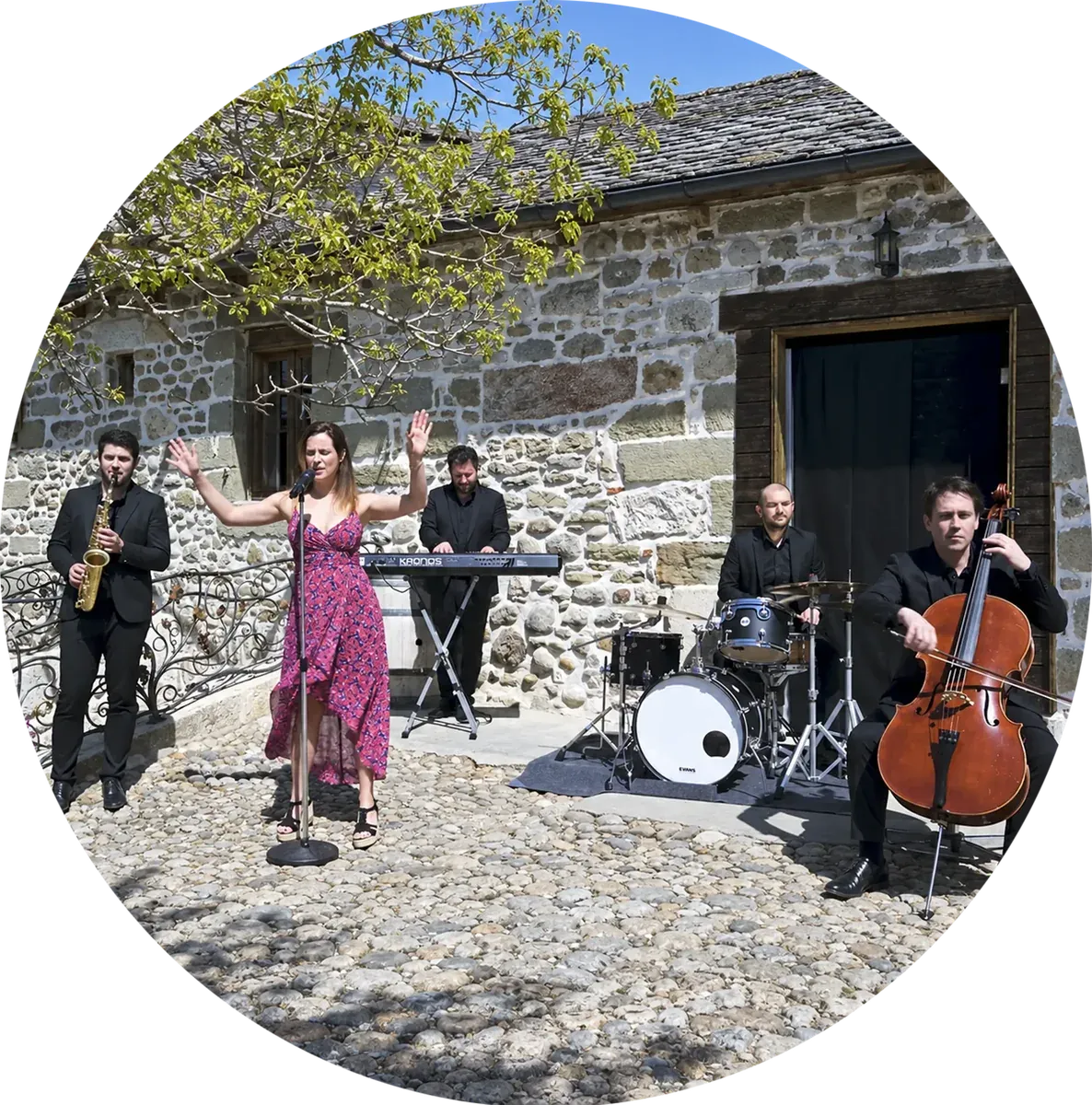 Natacha Milan et le quintette A Song For You en concert devant une bâtisse en pierre