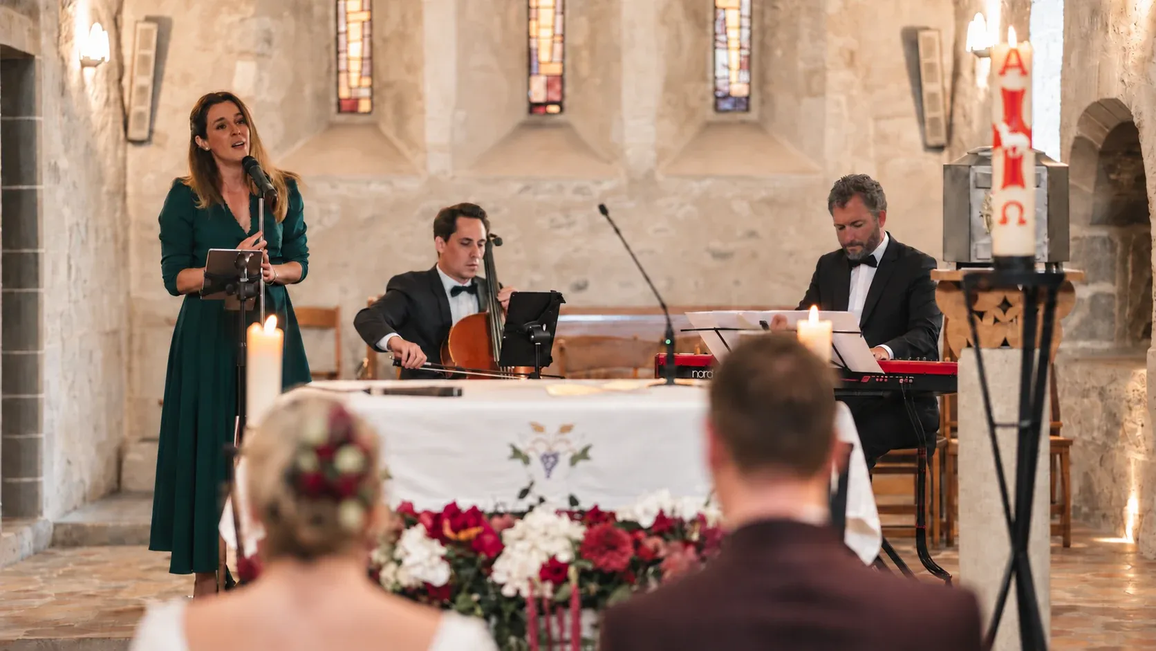 Natacha Milan, Ivan Tupinier et Benjamin Dupré jouent pendant une cérémonie de mariage dans une église