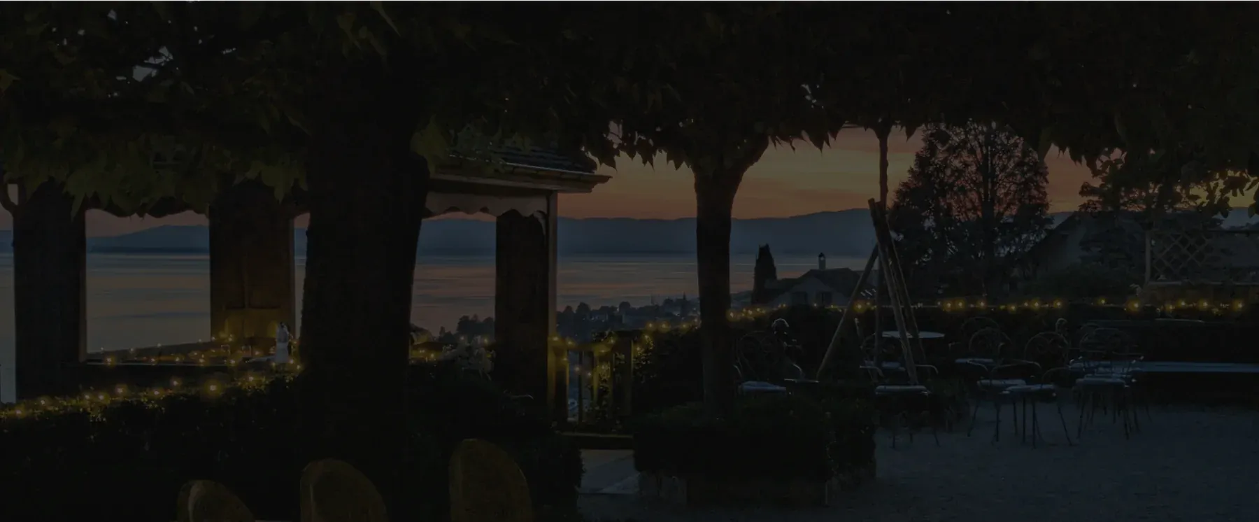 Terrasse au crépuscule dressée pour une cérémonie