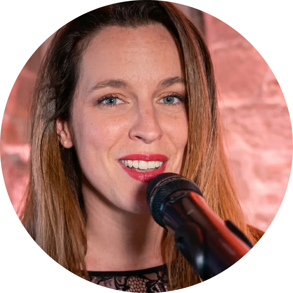 Portrait de Natacha Milan, chanteuse d’A Song For You, au micro