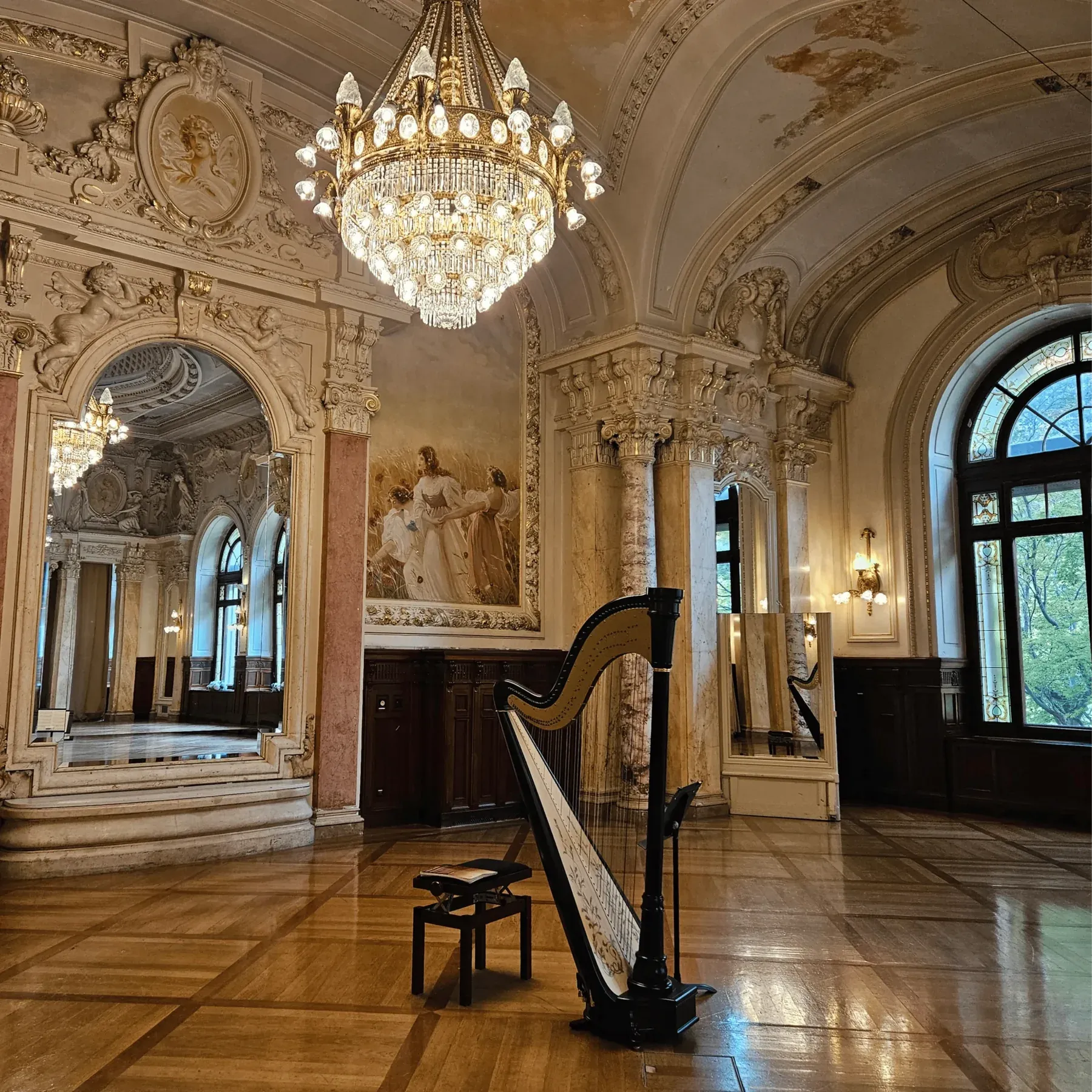 Une harpe dans un salon de réception doré