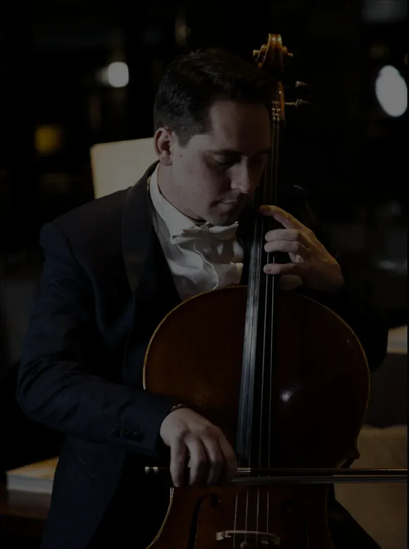 Ivan Tupinier, violoncelliste d’A Song For You, en train de jouer