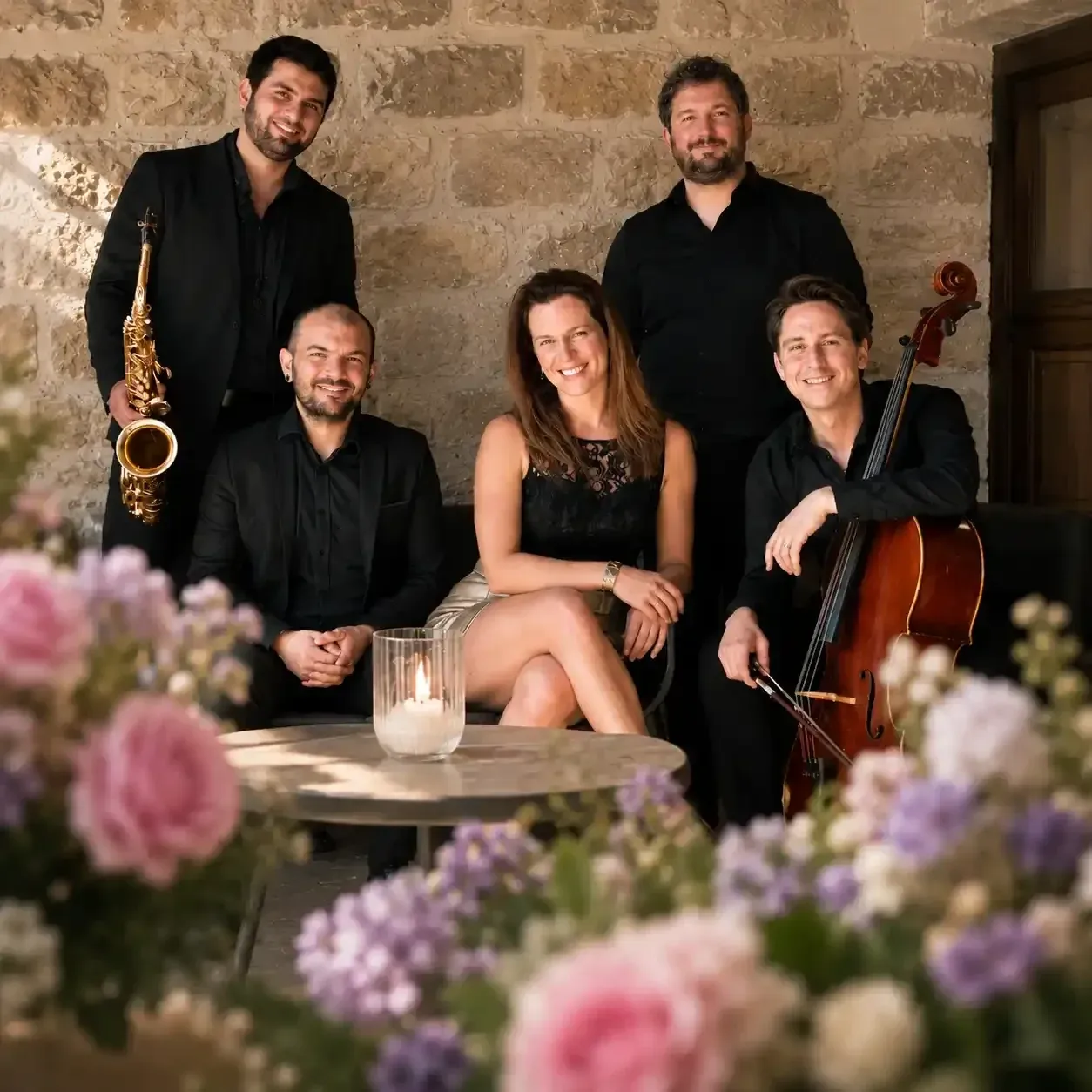 Natacha Milan entourée d’Ivan Tupinier, de Benjamin Dupré, du saxophoniste et du batteur du quintette