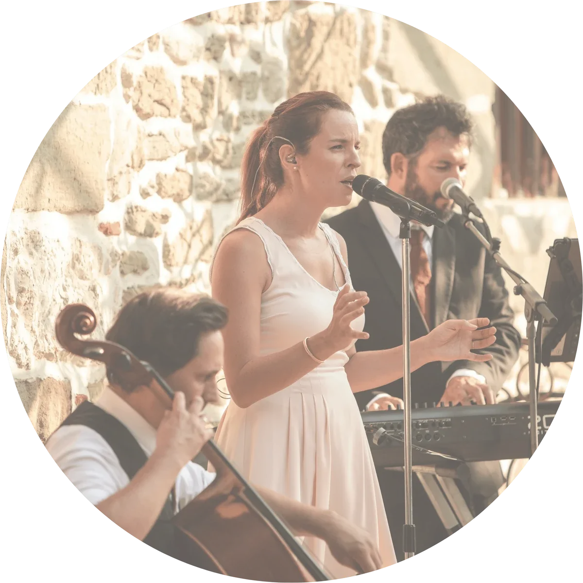 Natacha Milan au chant, Ivan Tupinier au violoncelle et Benjamin Dupré au clavier pendant un repas de mariage