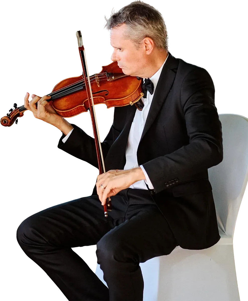 Un violoniste en costume joue assis